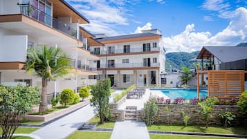 Una piscina al aire libre