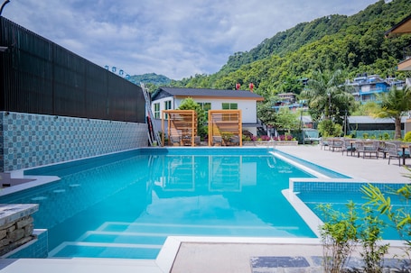 Una piscina al aire libre