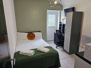 1 habitación, tabla de planchar con plancha, wifi gratis y ropa de cama