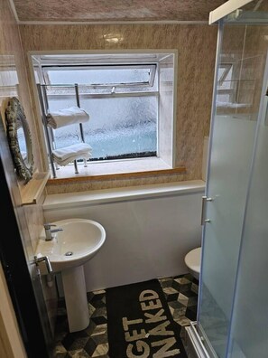 Appartement | Salle de bain | Douche, serviettes fournies