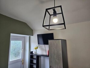 Apartment | Interior - Skyline King Studio Room 201 (Swansea)