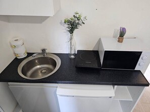 Refrigerador, microondas, tetera/pava eléctrica, tostadora