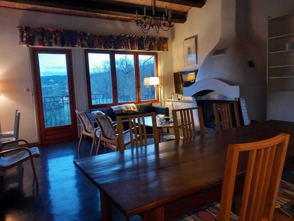 Smart TV, fireplace, books