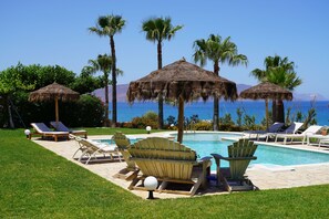 Una piscina al aire libre de temporada