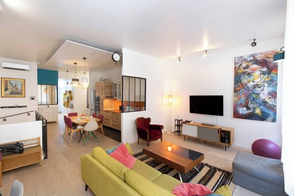 Una televisión, libros, una pantalla de ordenador