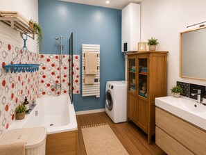 Een douche, een haardroger, handdoeken, toiletpapier