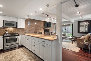 Refrigerador, microondas, horno y parrilla de estufa 