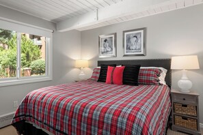 2 bedrooms, desk, iron/ironing board, Internet