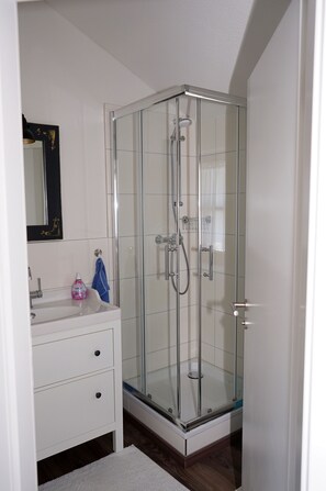 Shower, hair dryer, towels, soap - Anchorage - cozy vacation apartment near Mölln (Koberg)