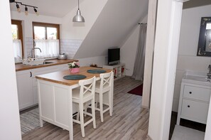Fridge, stovetop, coffee/tea maker, electric kettle - Anchorage - cozy vacation apartment near Mölln (Koberg)