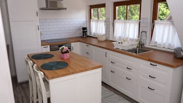 Kühlschrank, Herdplatte, Wasserkocher mit Kaffee-/Teezubehör