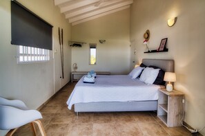 4 chambres, coffre-fort, fer et planche à repasser, lit de bébé portatif