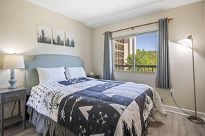 2 chambres, fer et planche à repasser, lit de bébé portatif