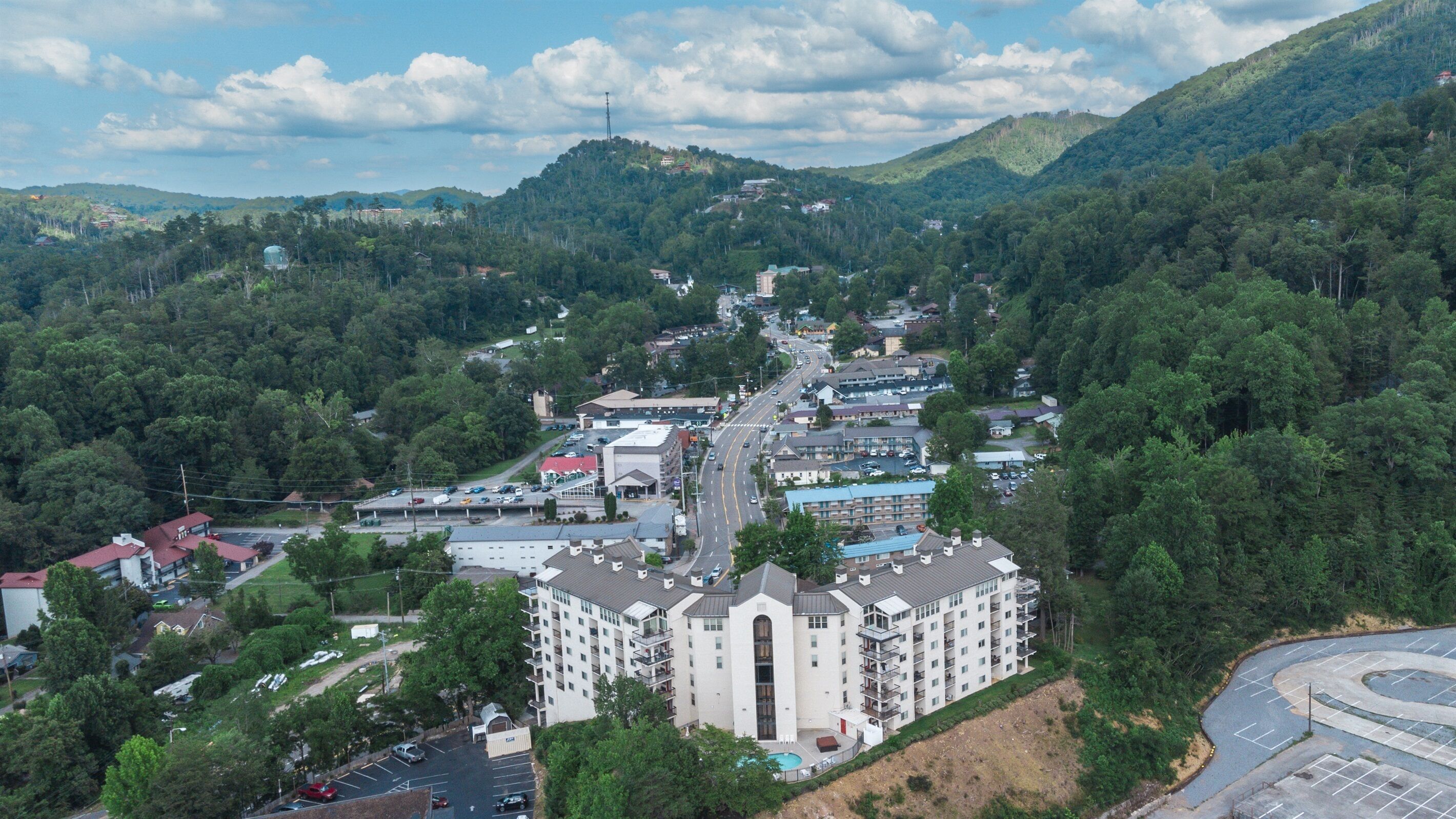 $940 Free Tickets | Condo | Heart of Gatlinburg!🌇