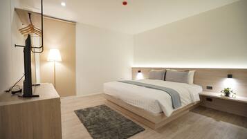 Minibar (mit einigen kostenlosen Artikeln), Schreibtisch