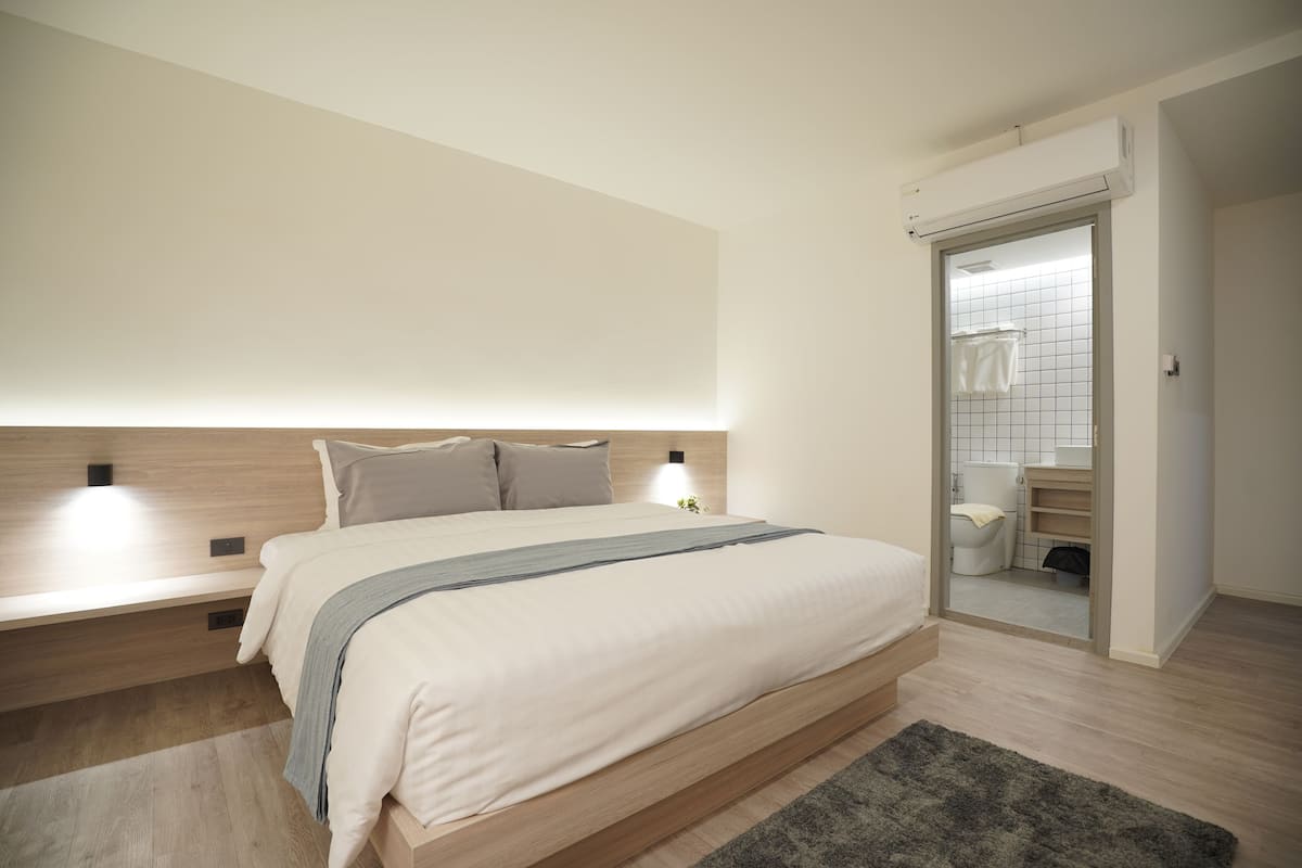 Deluxe No Window (Comfort Cabin) | 2 kamar tidur, isi minibar gratis, meja kerja, dan Wi-Fi gratis