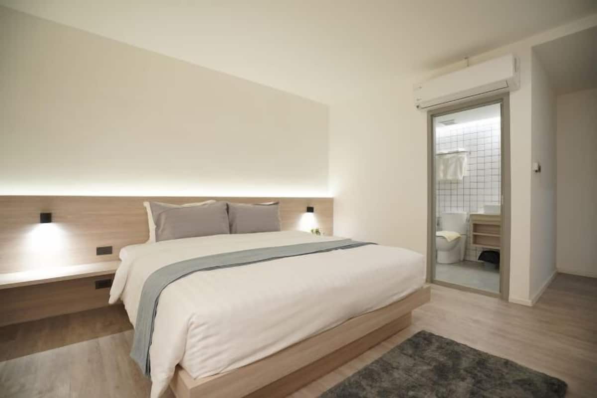 2 sovrum, minibar med vissa gratis produkter, skrivbord och gratis wi-fi