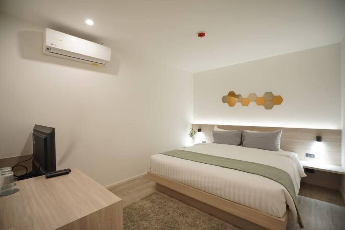 Minibar (some free items), desk, WiFi (free), bed sheets