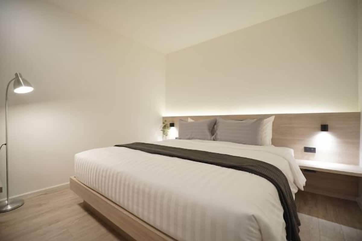 2 sovrum, minibar med vissa gratis produkter, skrivbord och gratis wi-fi
