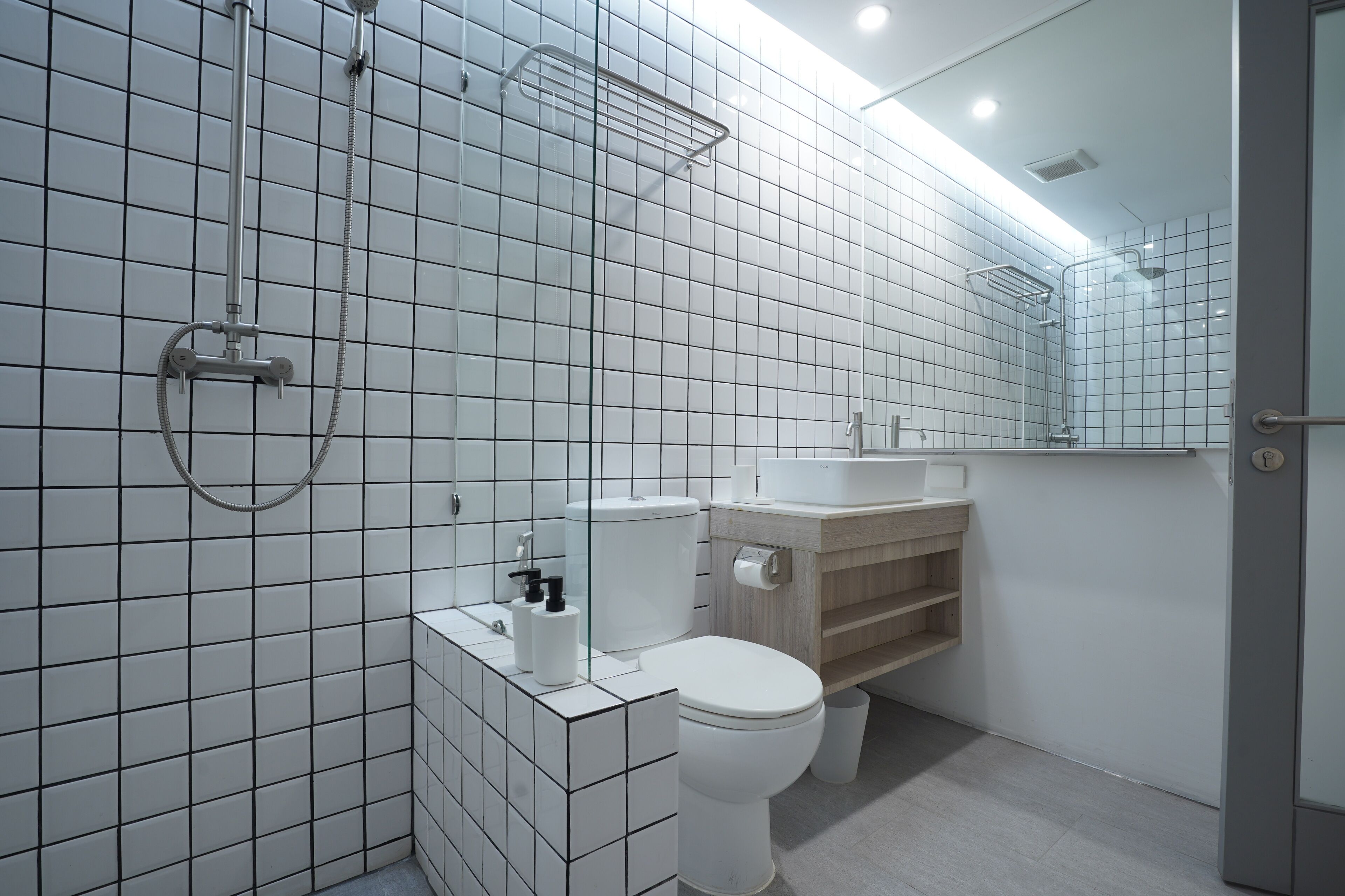 Deluxe Studio with Double Bed (No Window) | Bathroom | Shower, rainfall showerhead, free toiletries, hair dryer