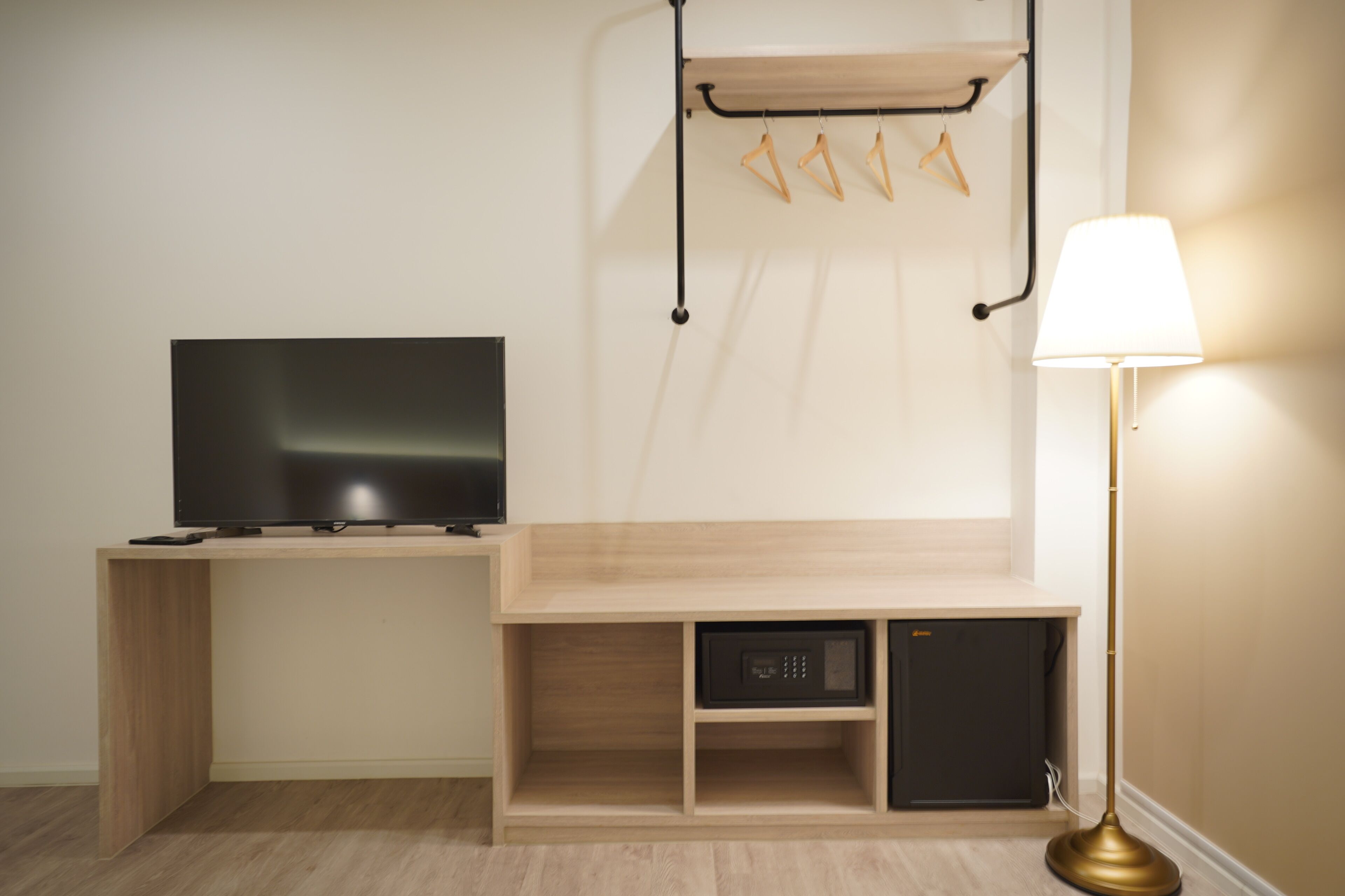 Deluxe Room | Living area | 23-inch Smart TV with digital channels, TV, Netflix
