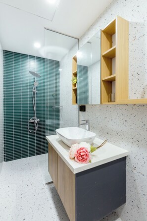 Shower, slippers, towels - Crescendo Boutique Studio  (Hanoi)