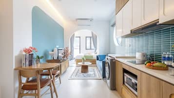 Elite Studio | Private kitchen | Full-size fridge, microwave, cookware/dishes/utensils