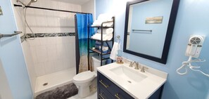 Hair dryer, towels, toilet paper - 2 Bedroom Home Located in Lewes (Lewes)