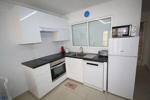 Frigorífico, microondas, horno y placa de cocina