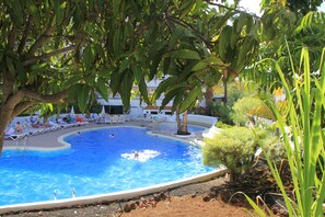 Una piscina al aire libre, una piscina climatizada
