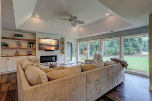 Smart-TV, Kamin, Arbeitsbereiche, Computerbildschirme