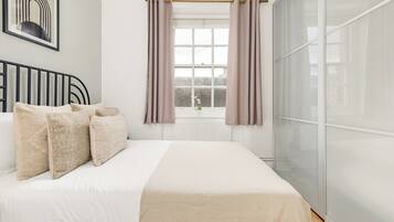 2 habitaciones, ropa de cama hipoalergénica y muebles diferentes