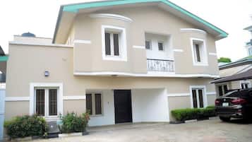 Vista frontal de la propiedad