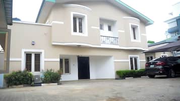 Vista frontal de la propiedad