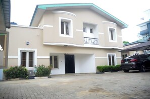 Front of property - The Emperor's Place (Lagos)