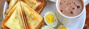 Café da manhã inglês grátis todos os dias