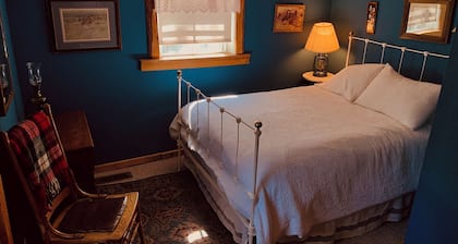 Cozy Historic Cottage