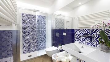 Dusche, Haartrockner, Bidet, Handtücher
