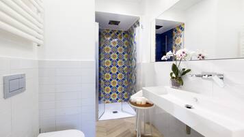 Dusche, Haartrockner, Bidet, HandtĂŒcher