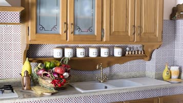 KĂŒhlschrank, Mikrowelle, Ofen, Herdplatte