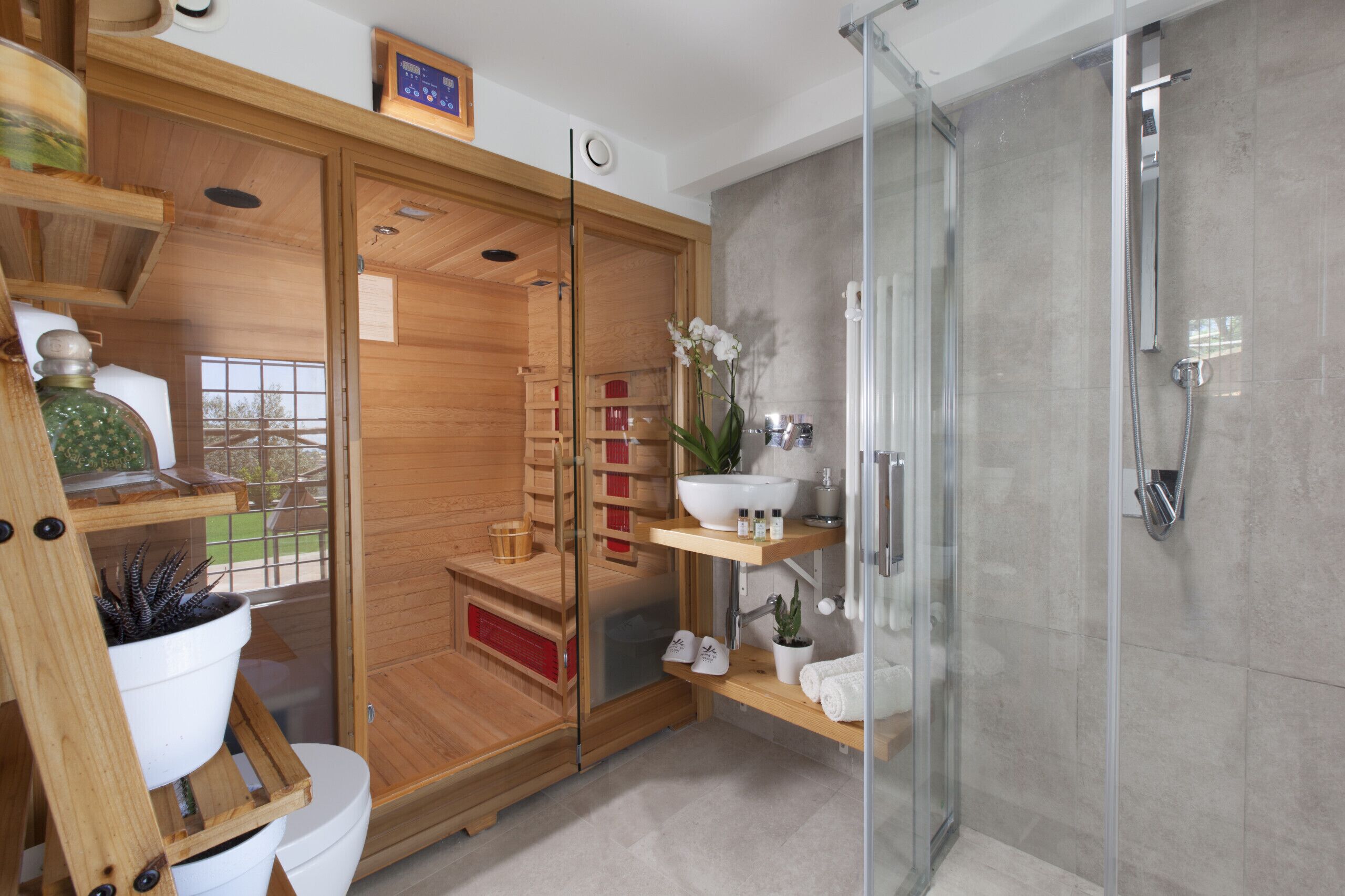 Bathtub, hair dryer, bidet, towels