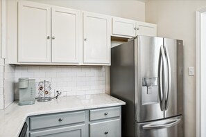 House, 3 Bedrooms | Private kitchen | Fridge, oven, coffee/tea maker, toaster