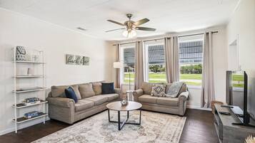 House, 3 Bedrooms | Ruang tamu