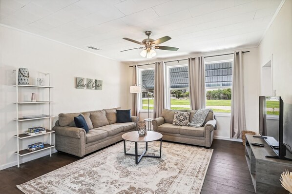 Casa, 3 habitaciones | Área de sala de estar | Smart TV 