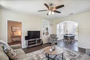 Casa, 3 habitaciones | Área de sala de estar | Smart TV 