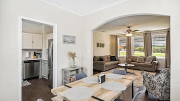 House, 3 Bedrooms | Tempat makan