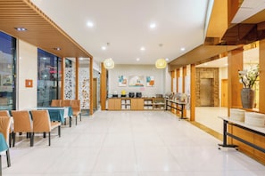 Daily buffet breakfast (CNY 20 per person)