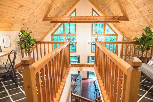 Cozy Forest Cabin with HOT TUB!