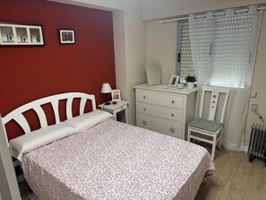 2 bedrooms, iron/ironing board, bed sheets