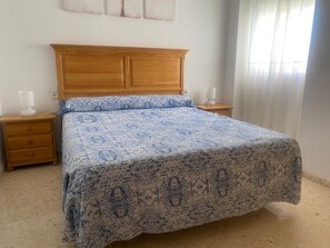 3 habitaciones, tabla de planchar con plancha y ropa de cama 